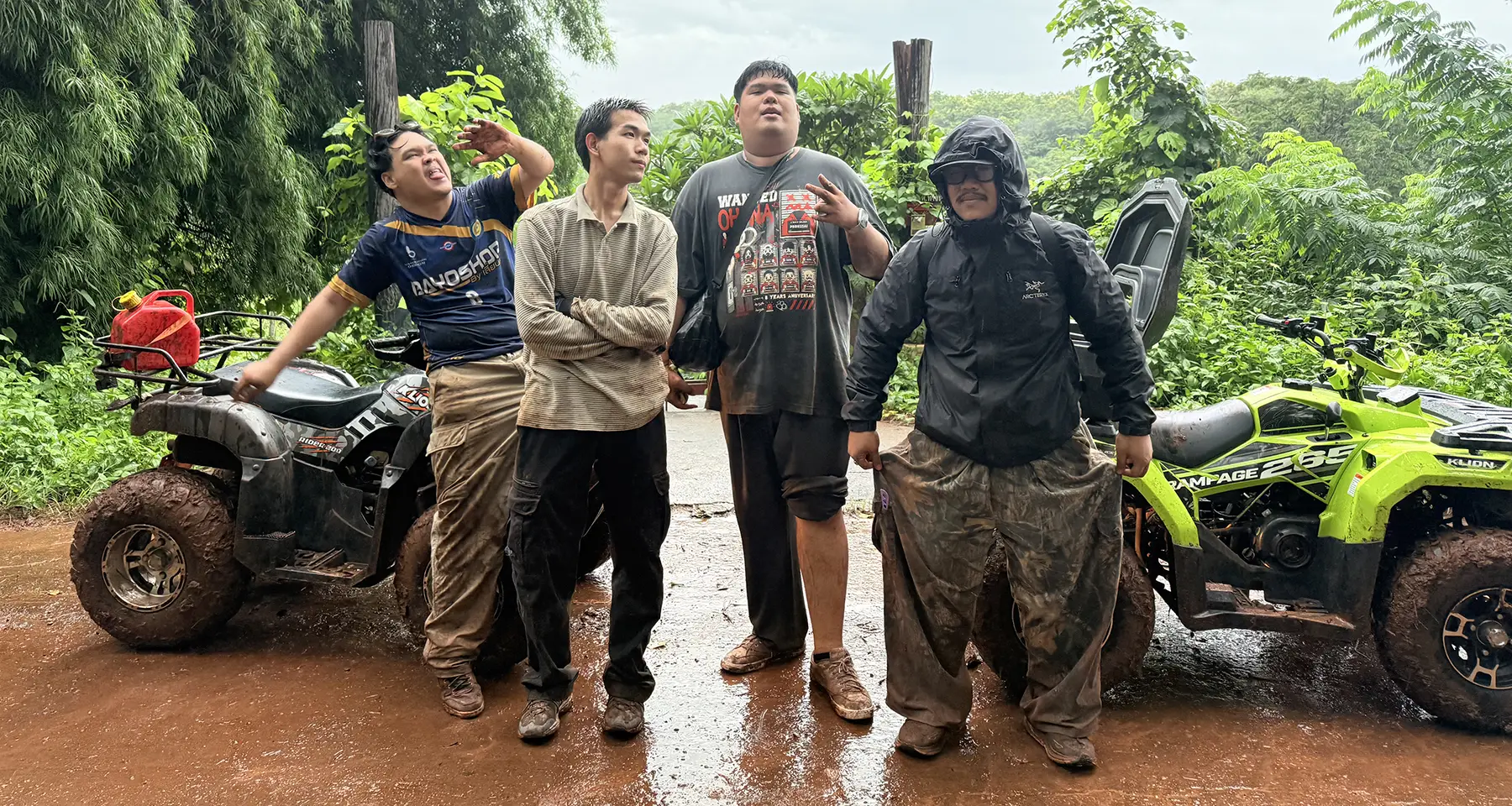 ทีมงาน K-LION หลังลงเขาสำรวจโลเคชั่นถ่ายทำโฆษณา RAMPAGE 265 ที่ทองผาภูมิ