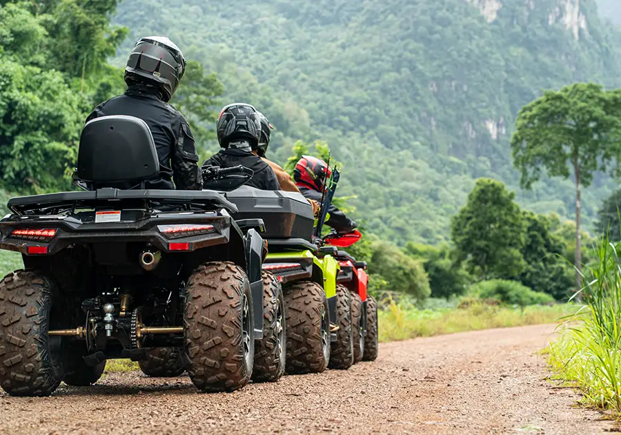 ATV RAMPAGE 265 มุมมองด้านหลัง ขับบนเส้นทางธรรมชาติ