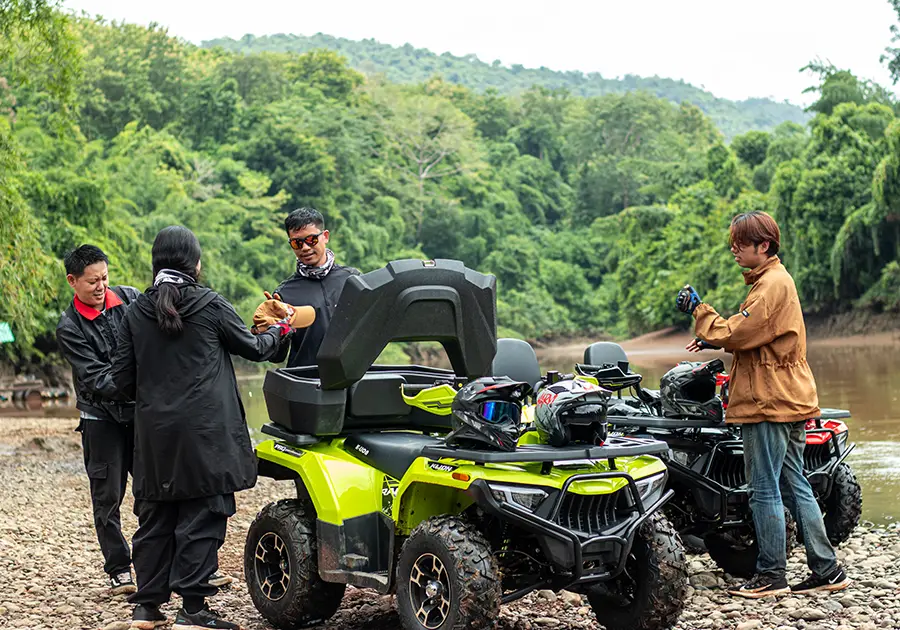 ATV RAMPAGE 265 สี Venom Green จอดข้างทางพร้อมทีมงาน