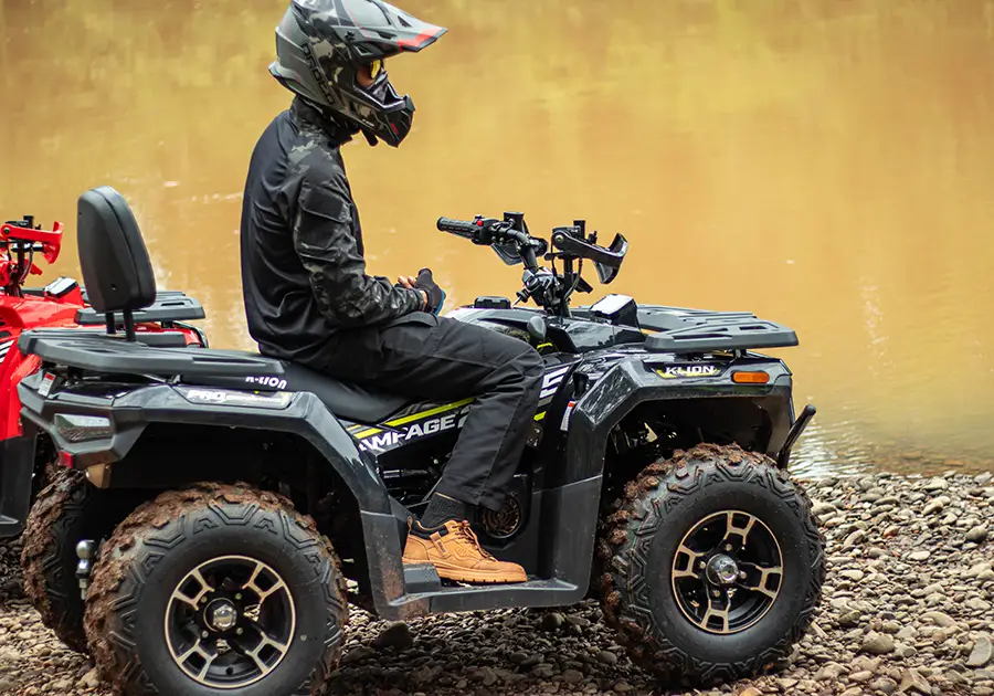 ATV RAMPAGE 265 สีดำ ขับข้ามลานกรวดริมแม่น้ำ