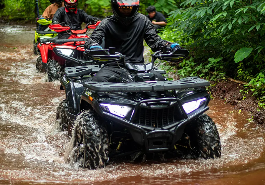 ATV RAMPAGE 265 สีดำ ลุยน้ำในเส้นทางป่า