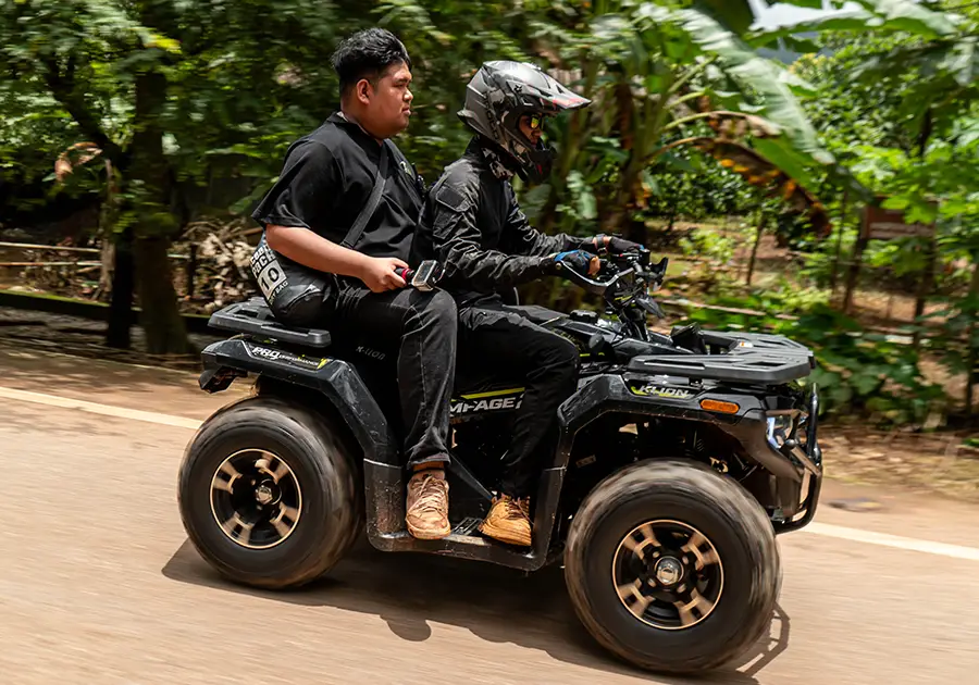 ATV RAMPAGE 265 สีดำ นั่งซ้อนสองบนถนนเรียบ