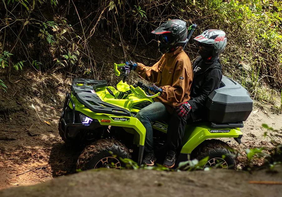ATV RAMPAGE 265 สีเขียว ซ้อนสองในเส้นทางป่า