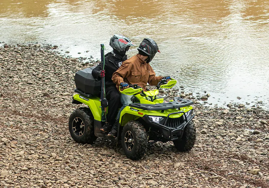 ATV RAMPAGE 265 สีเขียว ลุยน้ำตื้นบนลานหิน