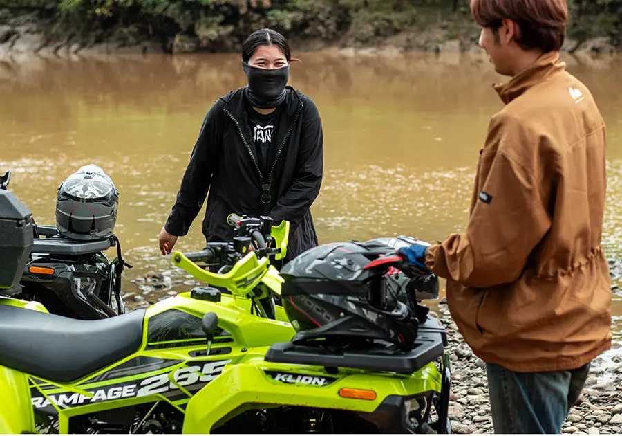 ATV RAMPAGE 265 สีเขียว จอดพูดคุยริมแม่น้ำ