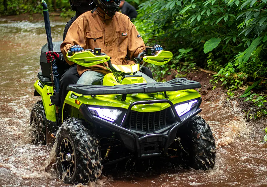 ATV RAMPAGE 265 สีเขียว มุมหน้ากลางลุยน้ำ