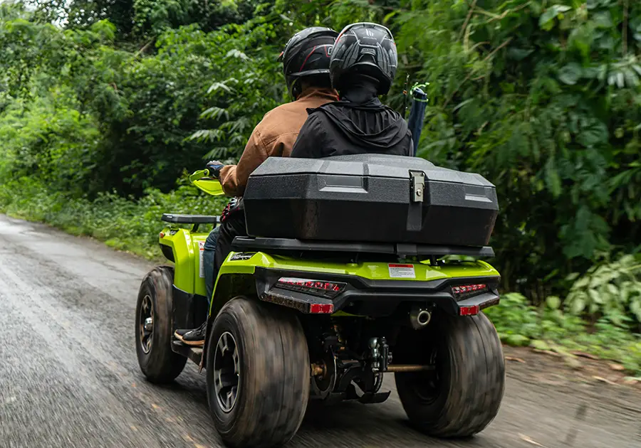ATV RAMPAGE 265 สีเขียว มุมหลังบนถนนลูกรัง