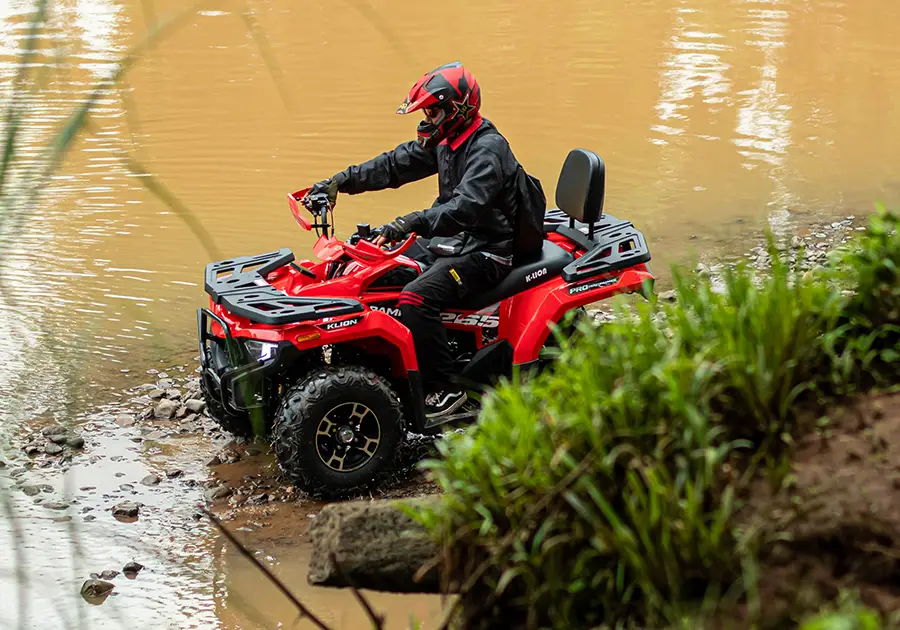 ATV RAMPAGE 265 สีแดง ขับลงน้ำตื้น