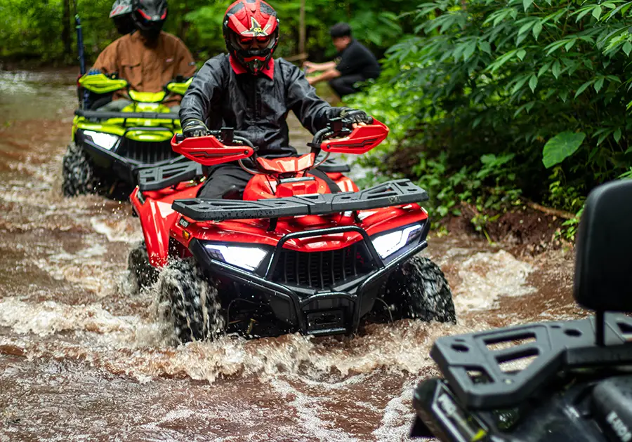 ATV RAMPAGE 265 สีแดง ลุยน้ำในเส้นทางป่า