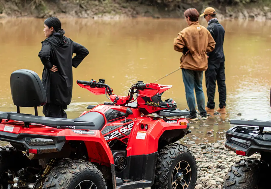 ATV RAMPAGE 265 สีแดง จอดริมแม่น้ำ