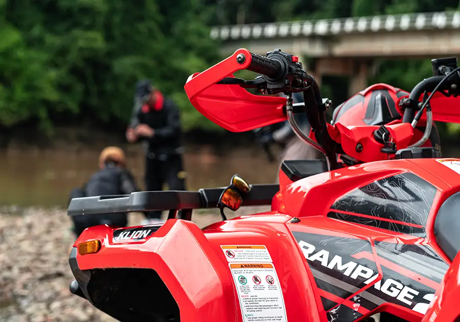 ATV RAMPAGE 265 สีแดง ซูมใกล้ด้านข้างพร้อมแฮนด์การ์ด