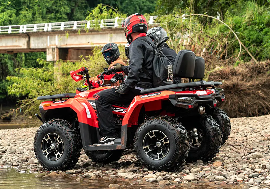 ATV RAMPAGE 265 สีแดง วิ่งบนหาดแม่น้ำ