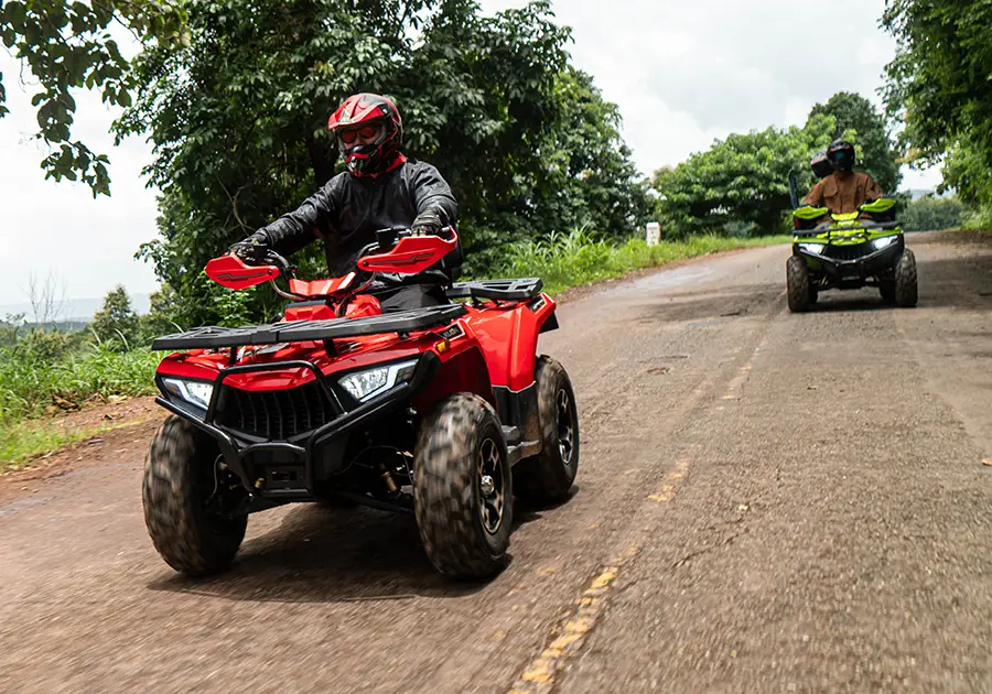 ATV RAMPAGE 265 สีแดง วิ่งบนถนนลาดยางในป่า